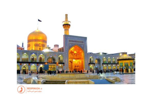 زائریت تور مشهد از اراک در حال زیارت حرم امام رضا در شهر مشهد